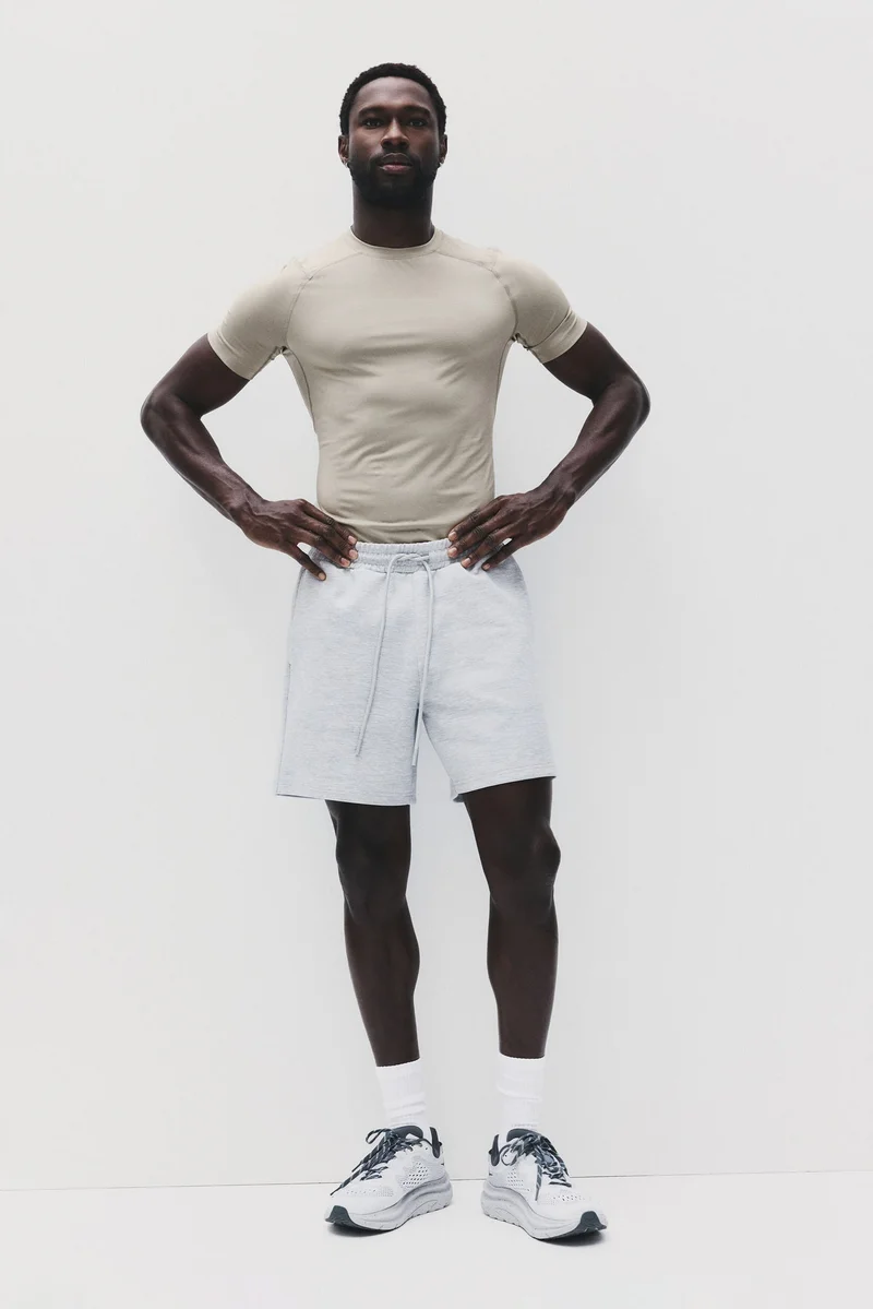 اتش اند ام تي-شيرت رياضي بقصّة ضيقة من نسيج دراي موف